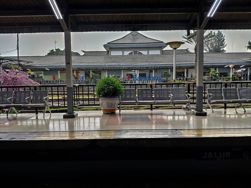 Jadwal Kereta Api Indonesia Di Jawa - Berangkat Dari Stasiun Bandung Jadwal Kereta Api Indonesia Di Jawa - Berangkat Dari Stasiun Bandung