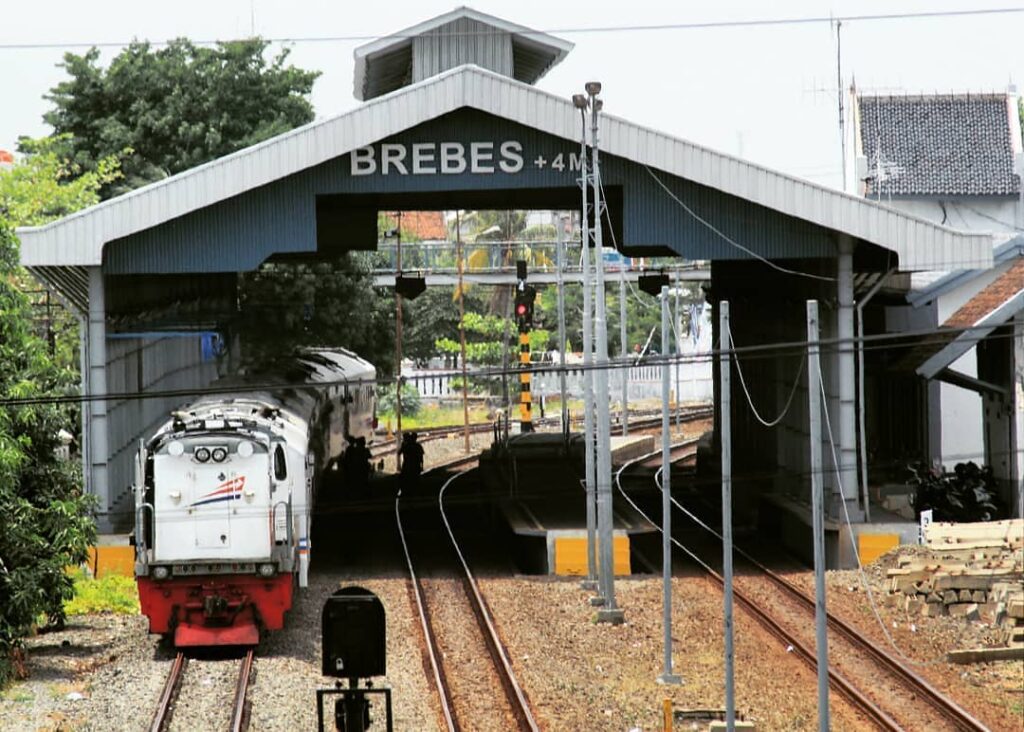 Kereta Api Yang Berangkat Dari Stasiun Brebes Kereta Api Yang Berangkat Dari Stasiun Brebes