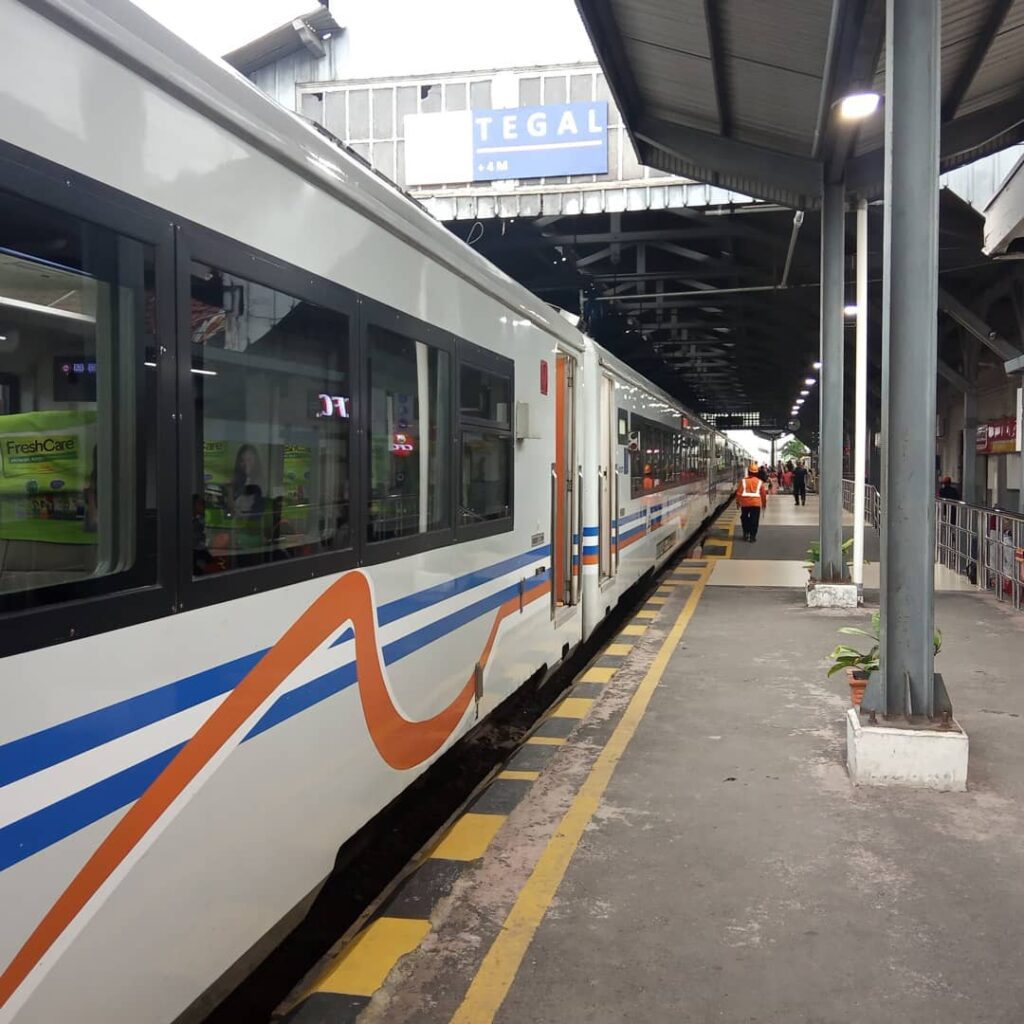 Jadwal Kereta Api Jarak Jauh Tambahan Dari Dan Ke Stasiun Tegal. Jadwal Kereta Api Jarak Jauh Tambahan Dari Dan Ke Stasiun Tegal.