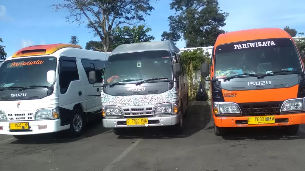 Apa saja operator dan berapa harga tiket bus juga travel yang melayani rute dari Bandung ke Jakarta terbaru di 2026? Selengkapnya simak jadwalkeretaapi.com disini!