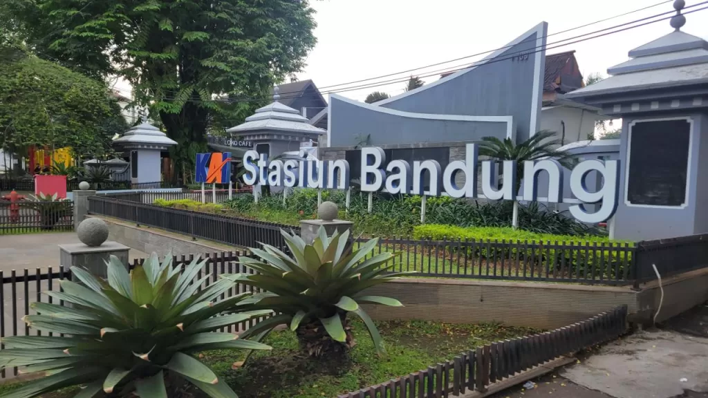 Stasiun Bandung: Pintu Masuk ke Kota Kembang Stasiun Bandung: Pintu Masuk ke Kota Kembang