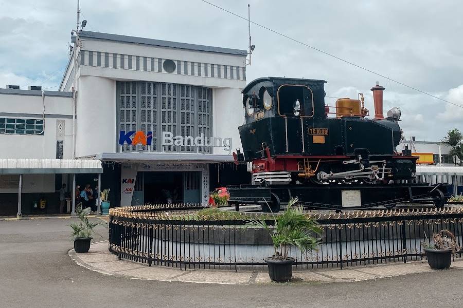 Stasiun Bandung (BD) atau Stasiun Hall