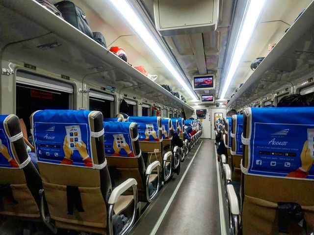 KA Wijayakusuma menyediakan dua jenis kelas, yaitu kelas eksekutif dan ekonomi premium KA Wijayakusuma menyediakan dua jenis kelas, yaitu kelas eksekutif dan ekonomi premium
